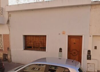 Investigan la muerte de un hombre en una casa incendiada