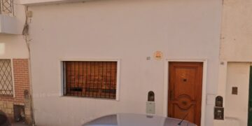 Investigan la muerte de un hombre en una casa incendiada