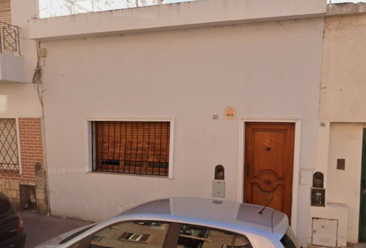 La vivienda de calle Mendoza al 337, en barrio Alberdi, donde fue hallado sin vida el hombre tras el incendio que desató la investigación.