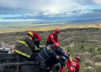 Rescate en Altas Cumbres: un hombre sobrevivió tras caer 30 metros con su camioneta