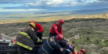 Rescate en Altas Cumbres: un hombre sobrevivió tras caer 30 metros con su camioneta Rescate en Altas Cumbres: un hombre sobrevivió tras caer 30 metros con su camioneta