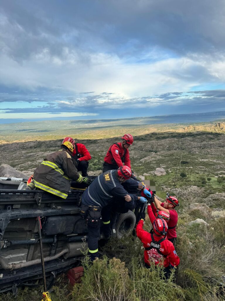 Rescate en Altas Cumbres: un hombre sobrevivió tras caer 30 metros con su camioneta Rescate en Altas Cumbres: un hombre sobrevivió tras caer 30 metros con su camioneta