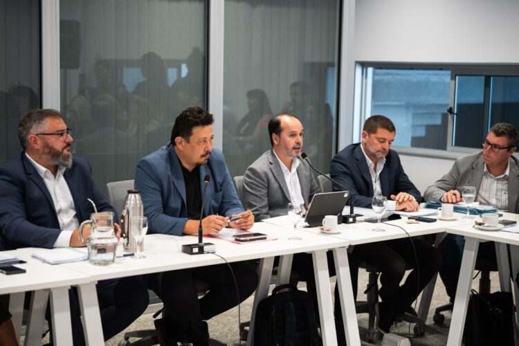 Estuvieron presentes los secretarios de Gobierno (Rodrigo Fernández) y de Políticas Sociales (Raúl La Cava).