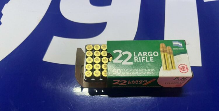 Persecución y operativo en Córdoba: un joven fue detenido tras evadir un control policial, mientras buscan a otros dos sospechosos que lograron escapar.