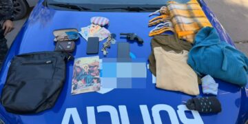 Un operativo policial en barrio Alta Córdoba permitió detener a dos hombres y aprehender a un adolescente tras un robo con amenazas denunciado por una mujer.