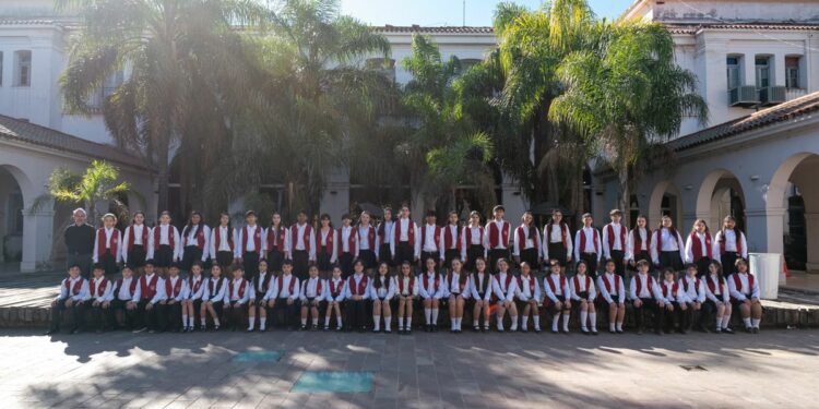 Integrantes del coro de Niños Cantores del ISEAM Domingo Zipoli.