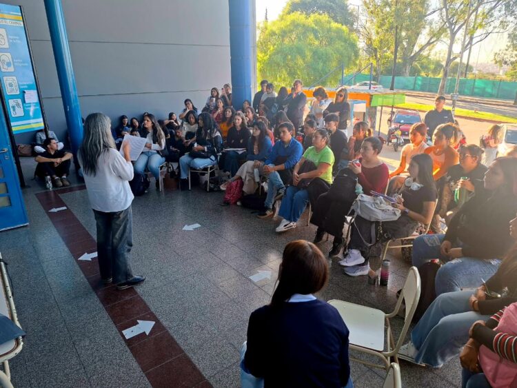 La clase tuvo lugar en la explanada de ingreso a la institución, ubicada frente al Monumento al Dante.