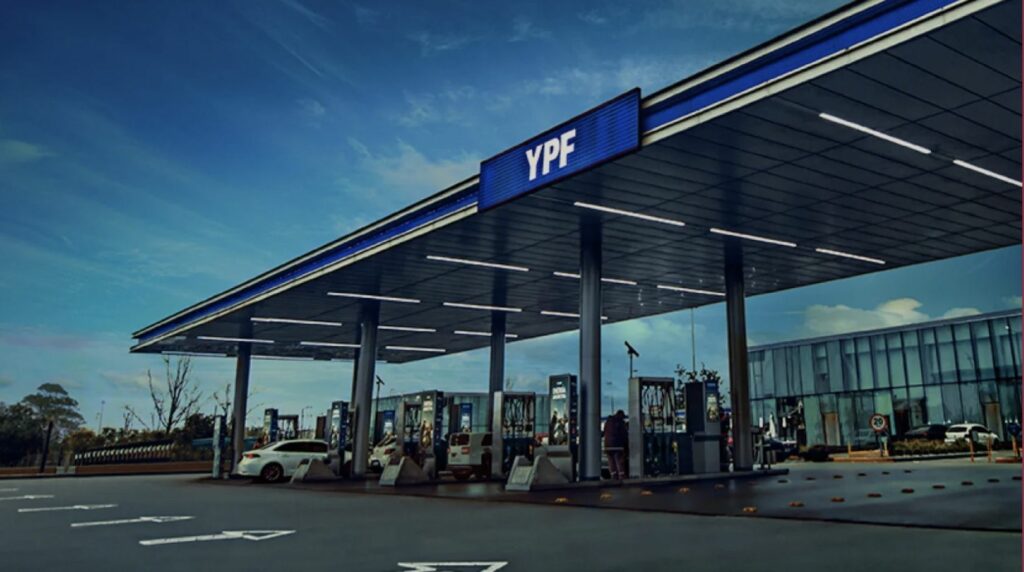 YPF congela el precio de la nafta por 45 días en medio de la suba del petróleo