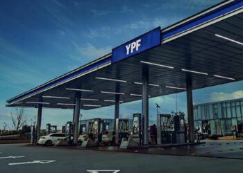 YPF congela el precio de la nafta por 45 días en medio de la suba del petróleo