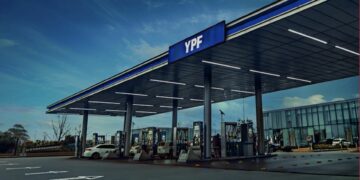 YPF congela el precio de la nafta por 45 días en medio de la suba del petróleo