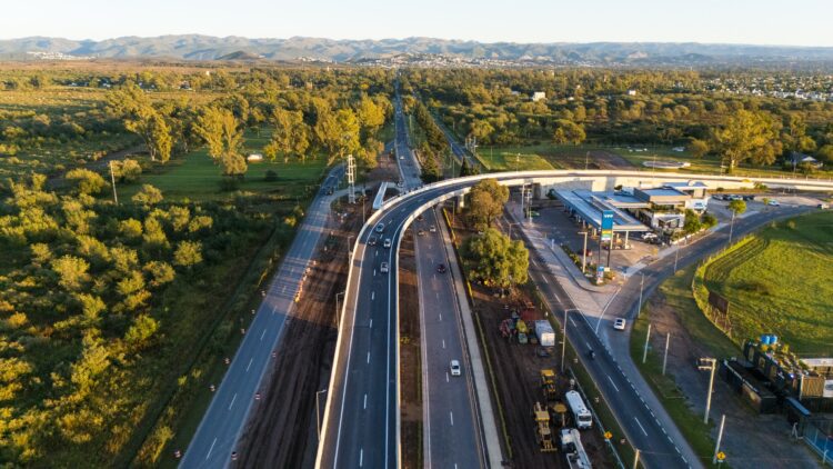 El nuevo altonivel de Valle Escondido ya mejora el tránsito en la zona oeste de Córdoba, con mayor fluidez y seguridad vial.