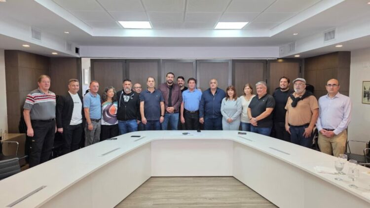 Gremios locales respaldaron a la cúpula de la Uepc Gremios y centrales obreras locales se expresaron contra la violencia de un sector docente.