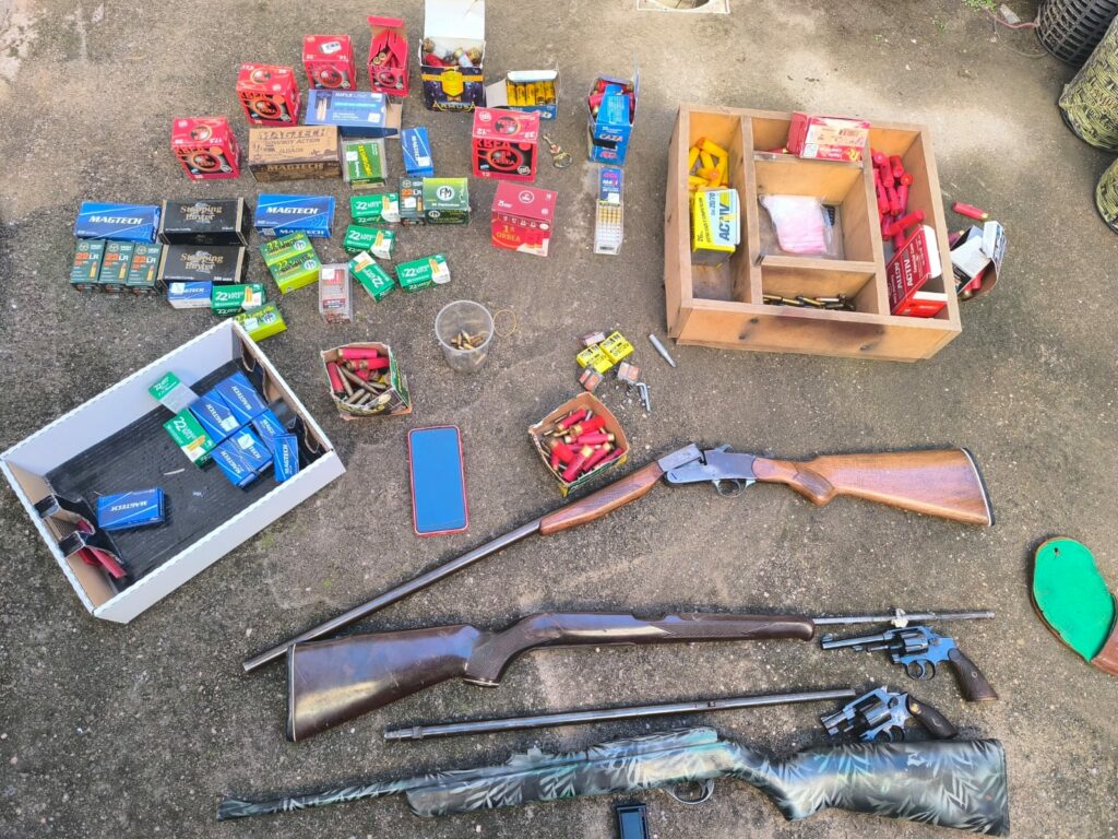 El detenido fue trasladado a sede policial junto con los elementos secuestrados.