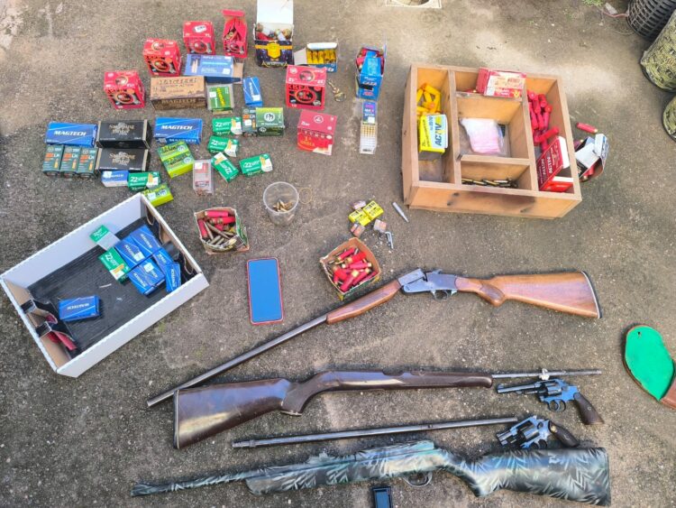 El detenido fue trasladado a sede policial junto con los elementos secuestrados.