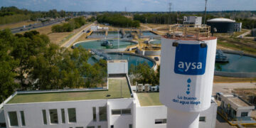 El Gobierno aprobó el nuevo contrato de concesión para avanzar con la privatización de AySA y crece el debate sobre el futuro de la empresa