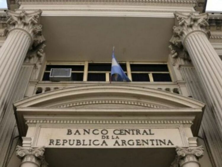 El Banco Central de la República Argentina flexibilizó el ingreso de divisas para empresas adheridas al RIGI, permitiendo que socios y accionistas financien proyectos con mayor facilidad a través del mercado de cambios.