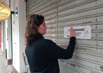 Clausuran una veterinaria y un comercio por arrojar residuos peligrosos en la vía pública