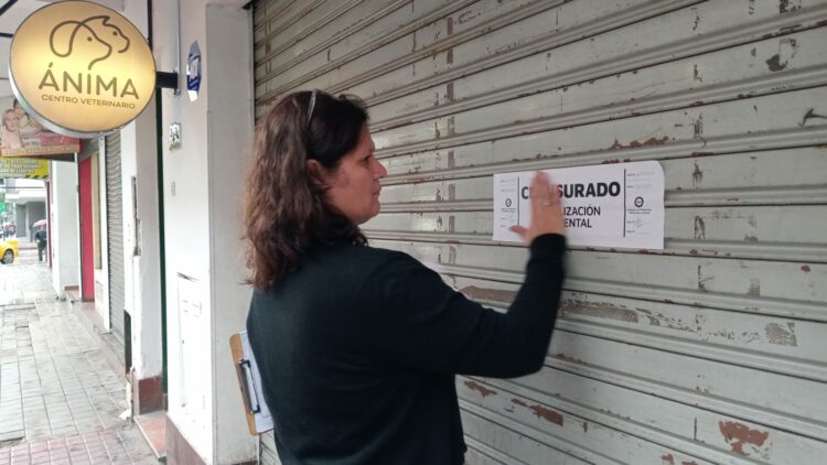Clausuran una veterinaria y un comercio en barrio Alberdi por arrojar residuos patógenos y orgánicos en la vía pública, en infracción a las normas ambientales.