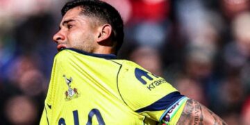 El Cuti Romero salió lesionado de la Premier y esperan estudios clave