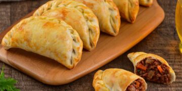 Día Mundial de la Empanada: una historia milenaria hasta llegar al paladar argentino De origen milenario y con un recorrido que une continentes, la empanada celebra su día como uno de los grandes símbolos de la gastronomía argentina, con variantes regionales que reflejan identidad, tradición y el inconfundible sello cordobés.