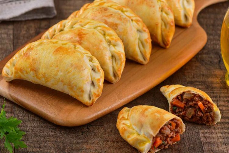 De origen milenario y con un recorrido que une continentes, la empanada celebra su día como uno de los grandes símbolos de la gastronomía argentina, con variantes regionales que reflejan identidad, tradición y el inconfundible sello cordobés.