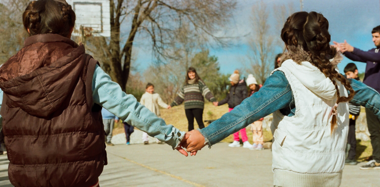 Escuelas rurales del norte cordobés, donde el aula se mezcla con la vida comunitaria: espacios clave para la educación y la contención social que aún enfrentan carencias estructurales y reclaman mayor acompañamiento estatal.