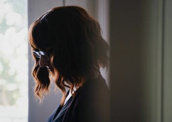 La autora best seller que firma bajo seudónimo mientras trabaja en hospitales