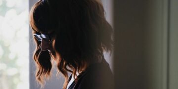 La autora best seller que firma bajo seudónimo mientras trabaja en hospitales