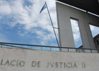 La fiscalía busca establecer si es imputable la policía acusada de matar a su pareja