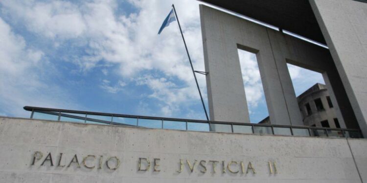 La fiscalía busca establecer si es imputable la policía acusada de matar a su pareja