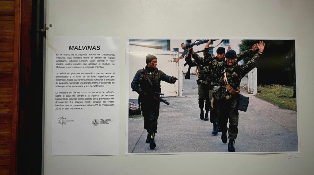 Foto de soldados británicos rendidos el 2 de abril en Malvinas por Rafael Wollmann