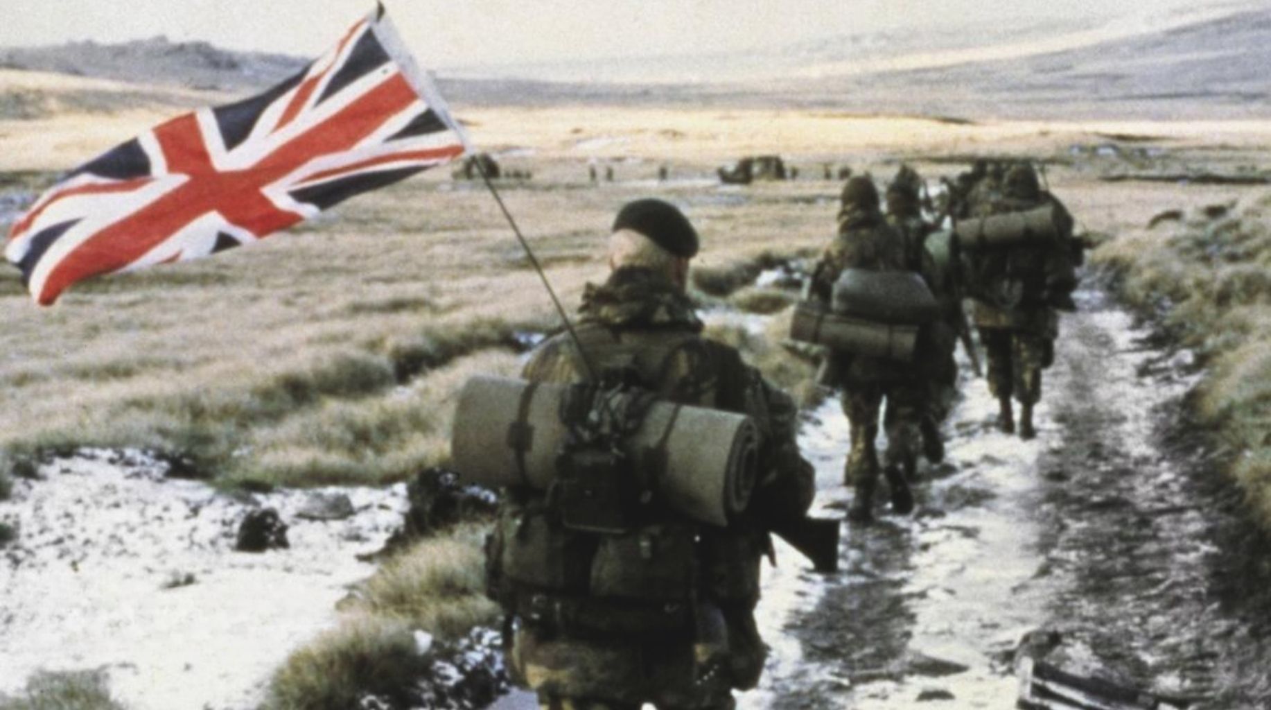 The Yomper foto de Peter Holdgate comando británico con bandera en Malvinas