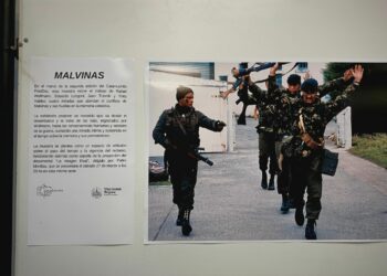 Foto de soldados británicos rendidos el 2 de abril en Malvinas por Rafael Wollmann