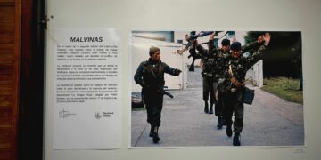 Foto de soldados británicos rendidos el 2 de abril en Malvinas por Rafael Wollmann