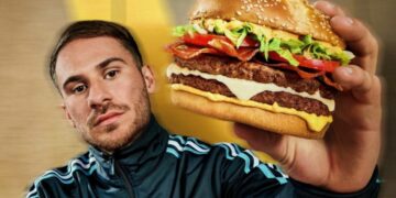 Hamburguesa McAllister: tenés un toque ahumado único, con lechuga, tomate, salsa mequinesse, bacon y cebolla crispy.