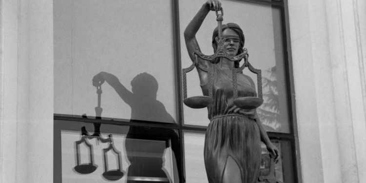 Crece la mirada crítica sobre la Justicia en medio de fallos y causas resonantes Desconfianza en la Justicia: qué opinan los lectores tras semanas de fallos y causas clave.