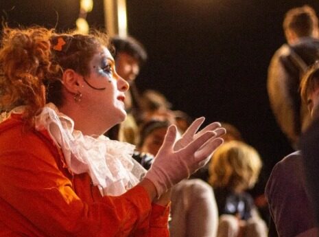 Córdoba abre su primera Escuela de Mimo Integrante del Colectivo Plumas Negras durante su participación en el 15° Festival Internacional de Teatro Independiente de Río Ceballos. Fotografía: instagram @colectivo.plumas.negras