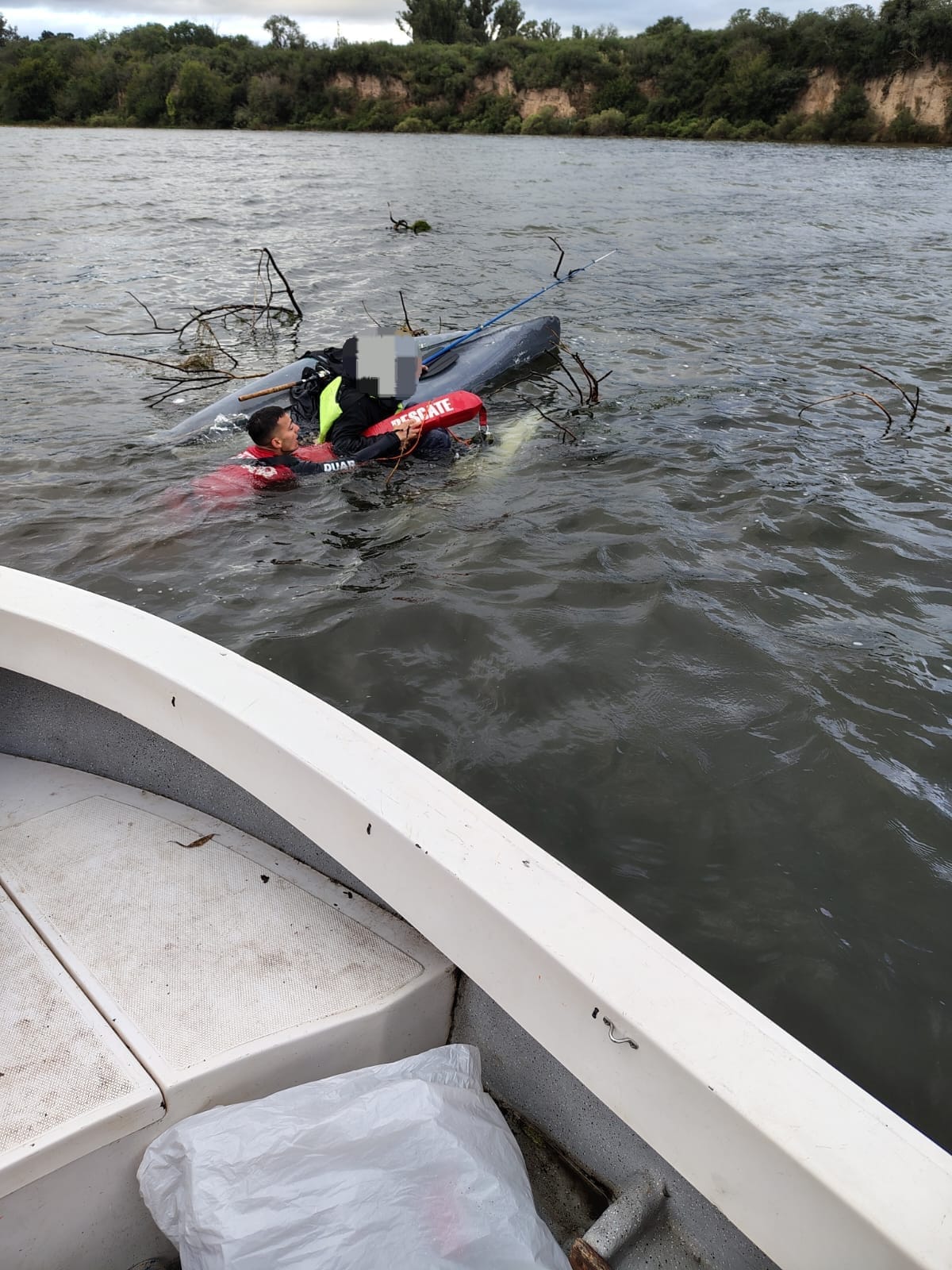 Rescataron a dos hombres tras el vuelco de una canoa en el dique de Embalse