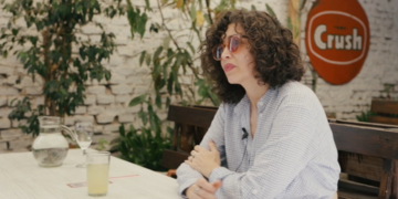 Julia Mengolini reflexiona sobre el maltrato digital, los vínculos en la era de las redes y la necesidad de reconstruir lazos comunitarios.