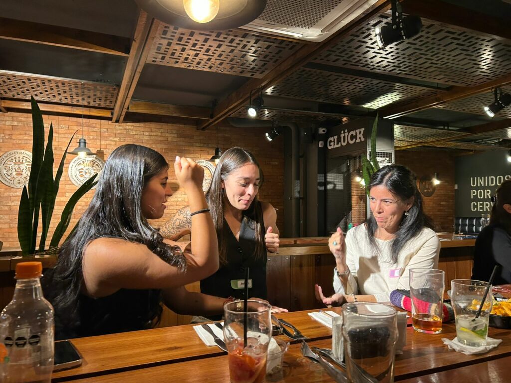 “Un ratito más”: Un club para hacer amigas y desconectar de la rutina en Córdoba