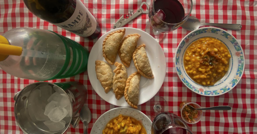 Más allá de sus variantes, el locro mantiene su valor simbólico: comida colectiva, rendidora y asociada a la identidad nacional.