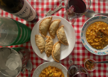 Más allá de sus variantes, el locro mantiene su valor simbólico: comida colectiva, rendidora y asociada a la identidad nacional.