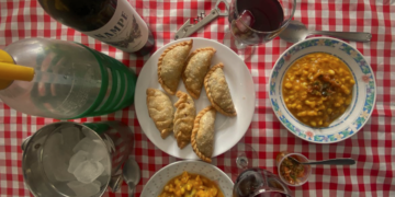 Más allá de sus variantes, el locro mantiene su valor simbólico: comida colectiva, rendidora y asociada a la identidad nacional.