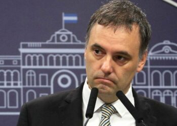 Se complica la situación judicial y política de Adorni