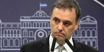 Se complica la situación judicial y política de Adorni