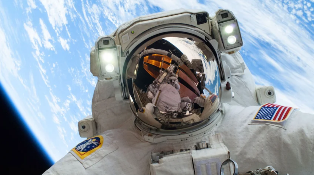 Cuatro astronautas sobrevuelan el lado oculto de la Luna y narran lo que observan en su superficie. Evento en vivo en inglés.