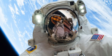 Cuatro astronautas sobrevuelan el lado oculto de la Luna y narran lo que observan en su superficie. Evento en vivo en inglés.