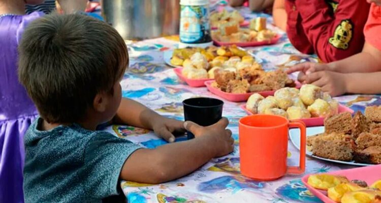 La pobreza infantil en la Argentina continúa afectando a más de la mitad de los menores, pese a una leve mejora registrada en los últimos años.