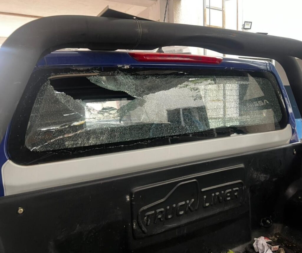 Hubo incidentes durante el procedimiento: un policía resultó herido y tres móviles sufrieron daños.