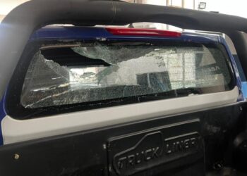 Hubo incidentes durante el procedimiento: un policía resultó herido y tres móviles sufrieron daños.